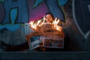 Fotoshooting Waghäusel mit Feuer & brennender Zeitung: Urbane Portraits voller Chaos & Kreativität bei Karlsruhe bei 5°C