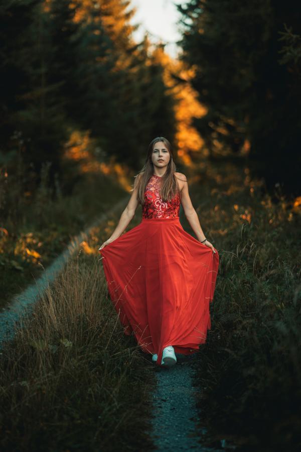 dreamy Fotoshooting im wald Sonnenstrahlen Sonneuntergang rotes Kleid Bruchsal