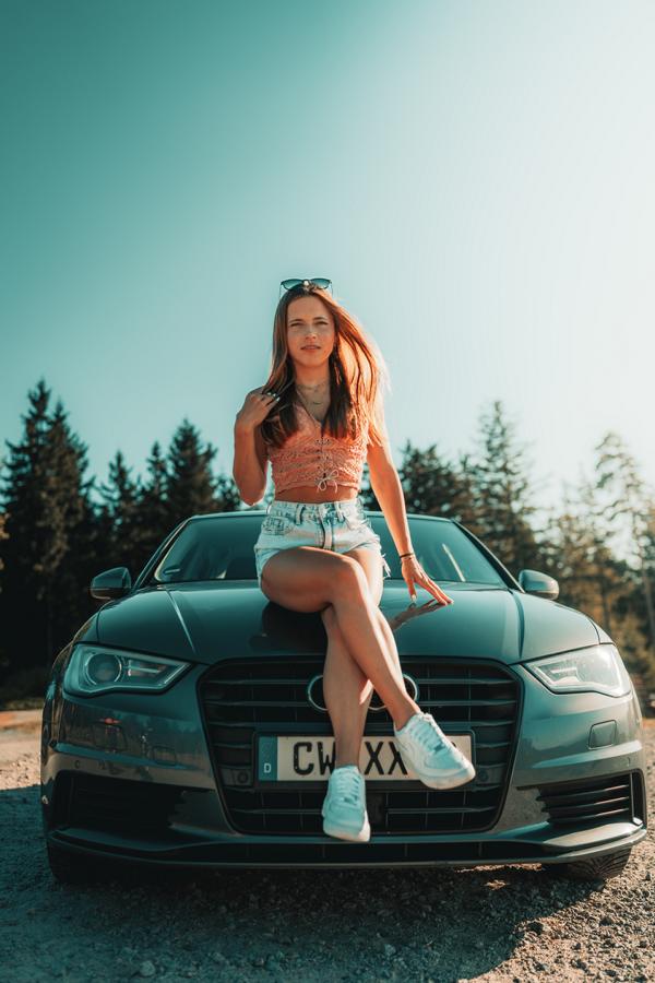 Cargirl Fotoshooting Idee Inspiration Motorhaube