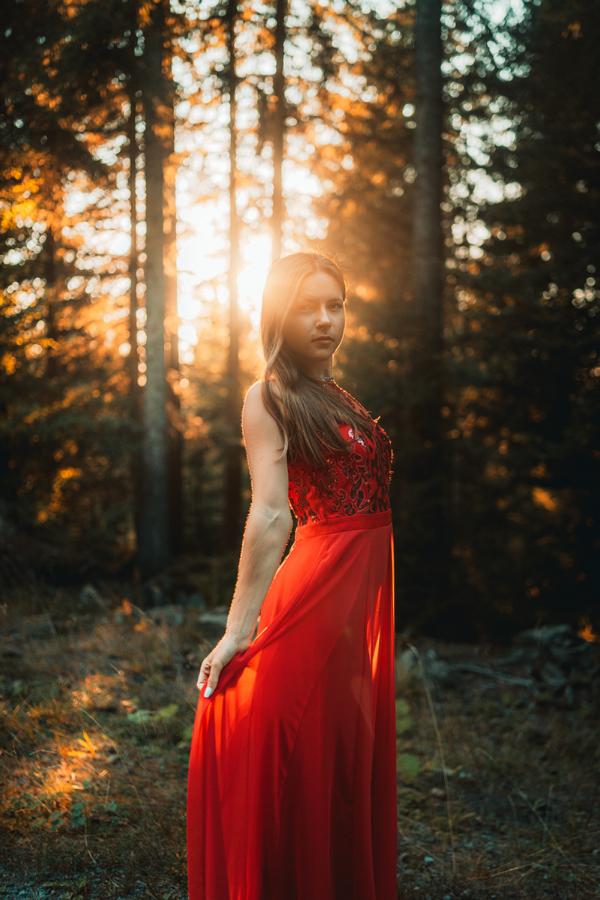 Frau dreamy Foto im wald Sonnenstrahlen Sonneuntergang rotes Kleid Verträumt Sonnenstrahlen hinter dem Model