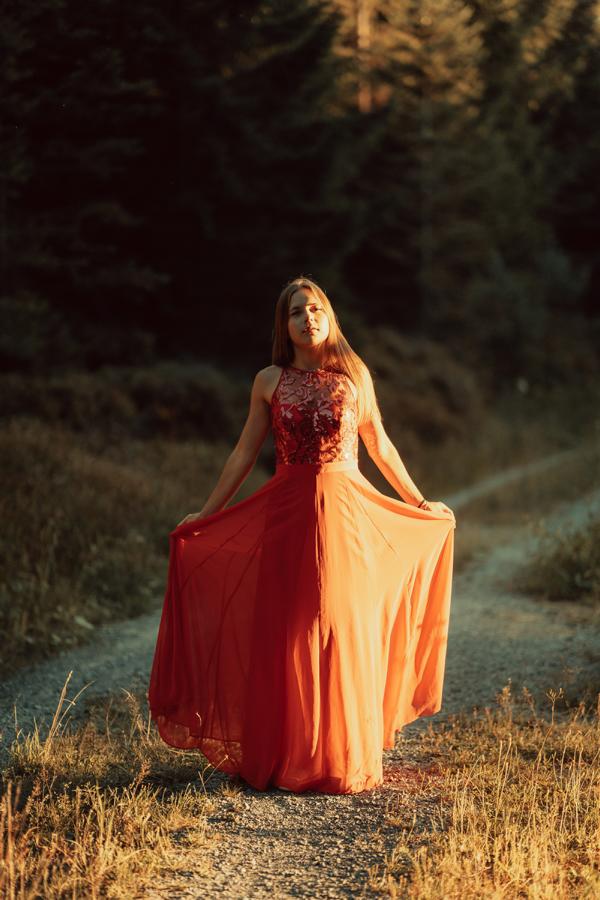 Karlsruhe dreamy Foto im wald Sonnenstrahlen Sonneuntergang rotes Kleid 