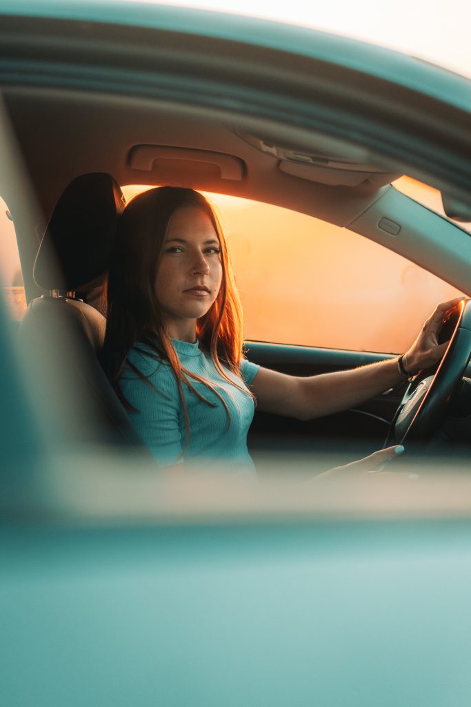 Frau Cargirl im Auto Fotoshooting Idee Sonneuntergang Kleid Bruchsal