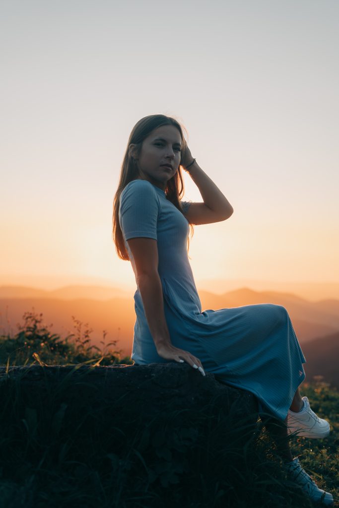 Frau Cargirl auf Auto,Fotoshooting Idee Sonneuntergang Kleid Bruchsal. Sunset Dreamy