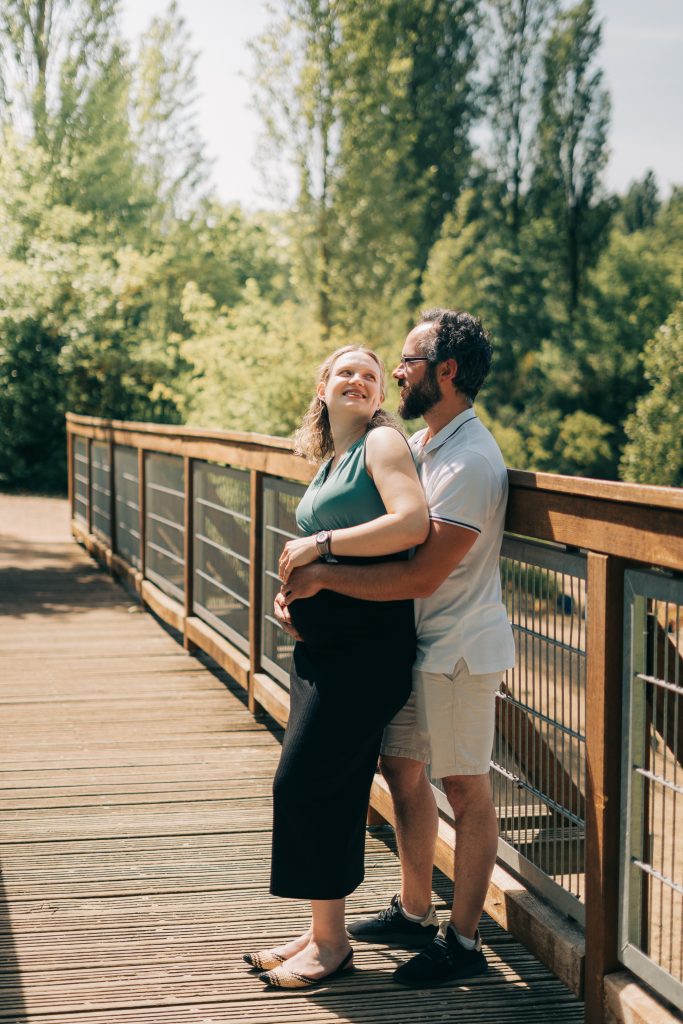 Pärchen in Speyer mit Babybauch wird fotografiert. Babybauch Shooting in Speyer BInsfeld