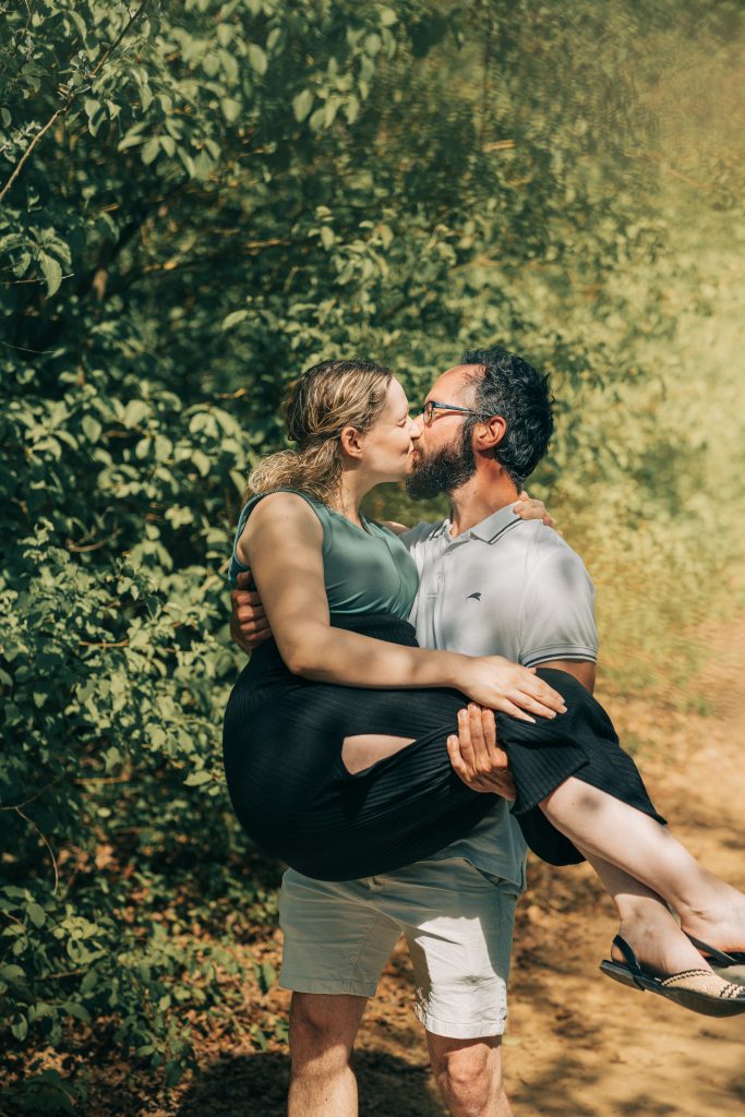 Verliebtes Pärchen in Speyer mit Babybauch wird fotografiert. Babybauch Shooting in Speyer BInsfeld